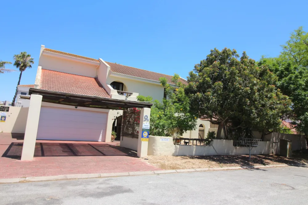Double-storey house for sale in Port Owen - LA1721622 Double-storey house for sale in Port Owen - LA1721622