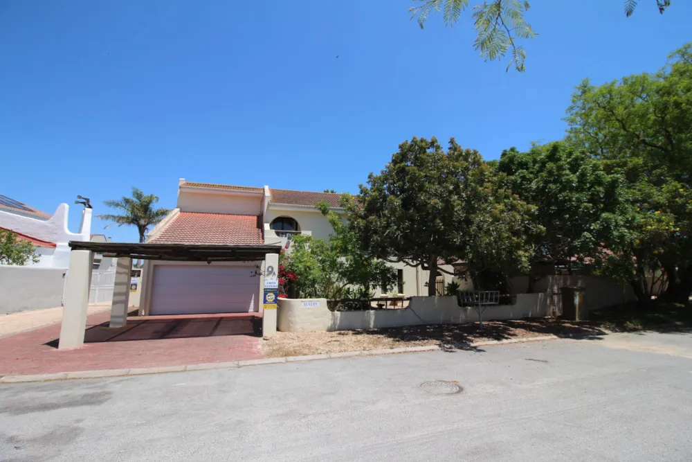 Double-storey house for sale in Port Owen - LA1721622 Double-storey house for sale in Port Owen - LA1721622