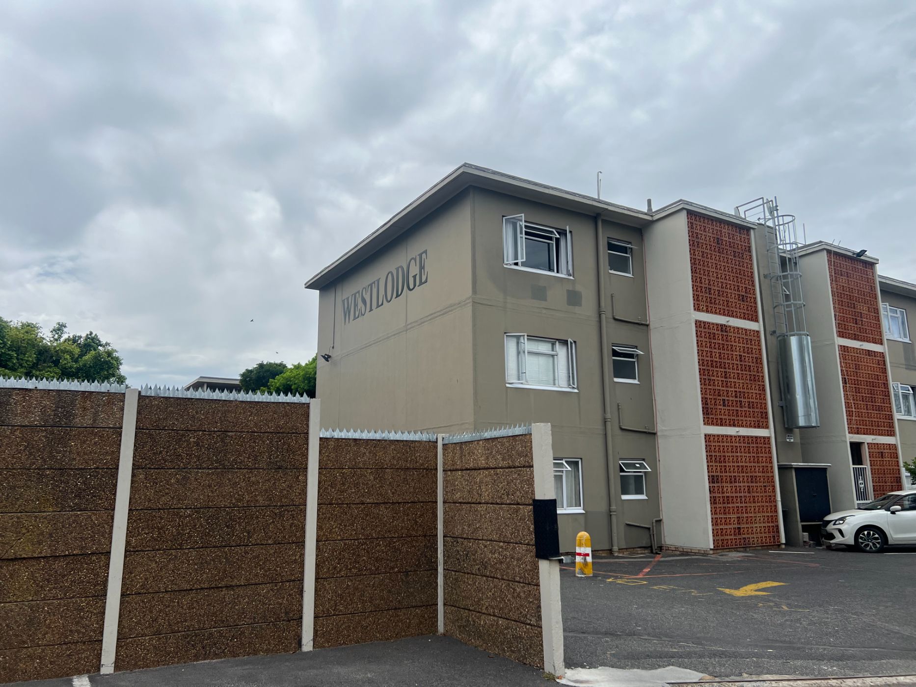 Apartment to rent in Claremont, Cape Town - RBL1721583