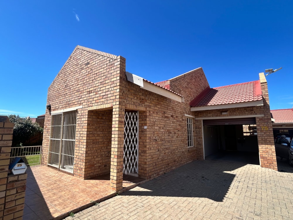 Townhouse for sale in Royldene - 1KJ1721880