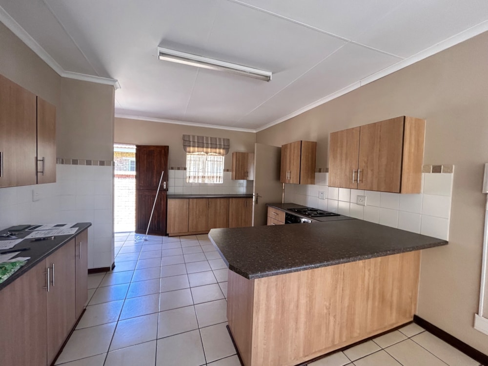 Townhouse for sale in Royldene - 1KJ1721880