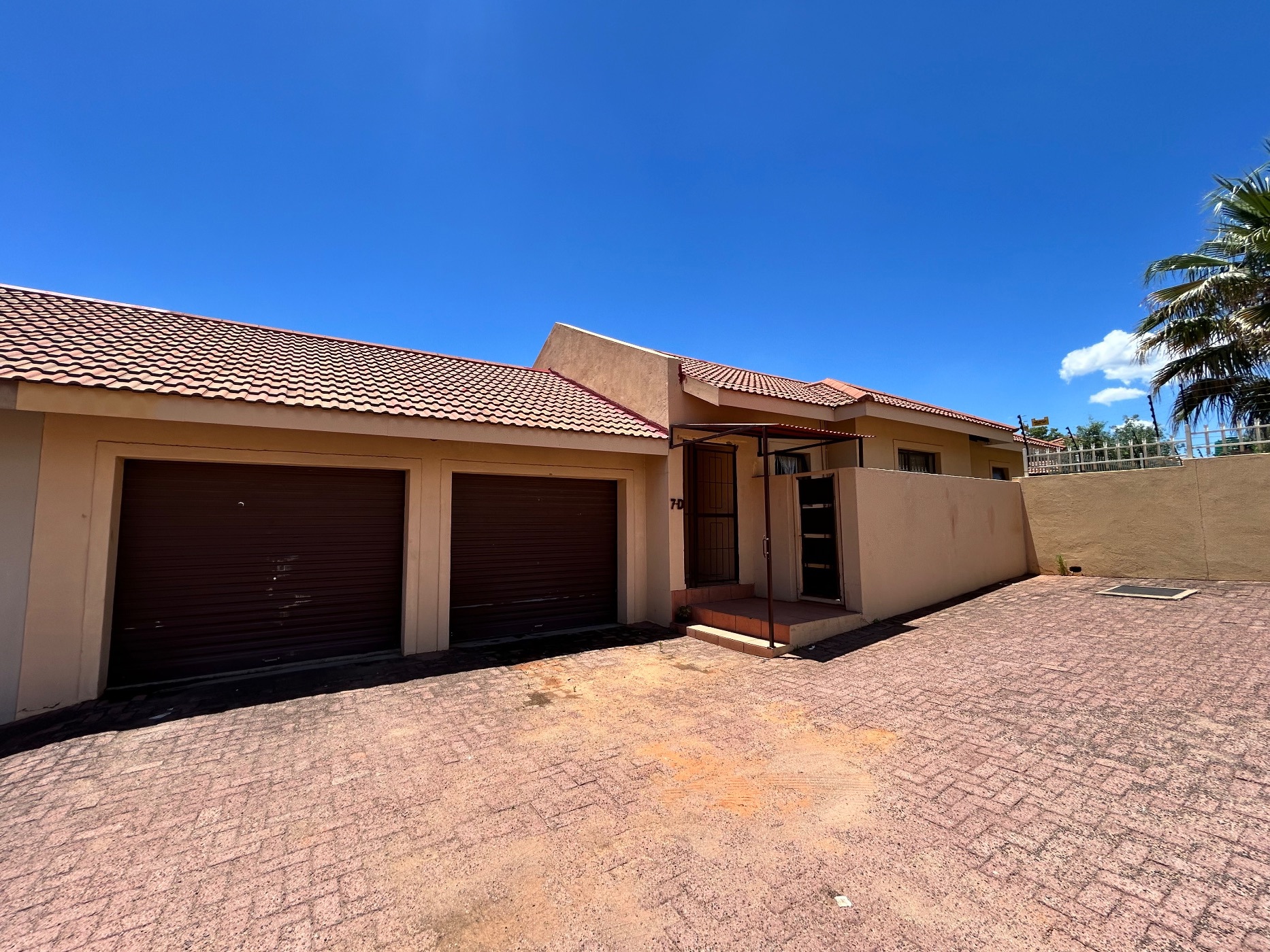 Townhouse for sale in Barkly West - 1KJ1722799