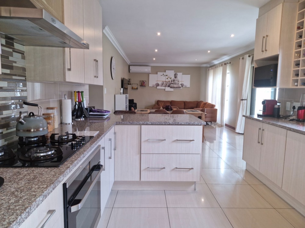 Security complex home for sale in Thatchfield - CN1723179