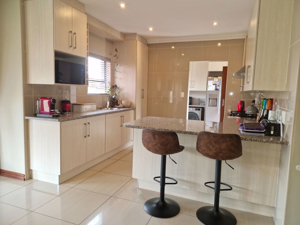 Security complex home for sale in Thatchfield - CN1723179