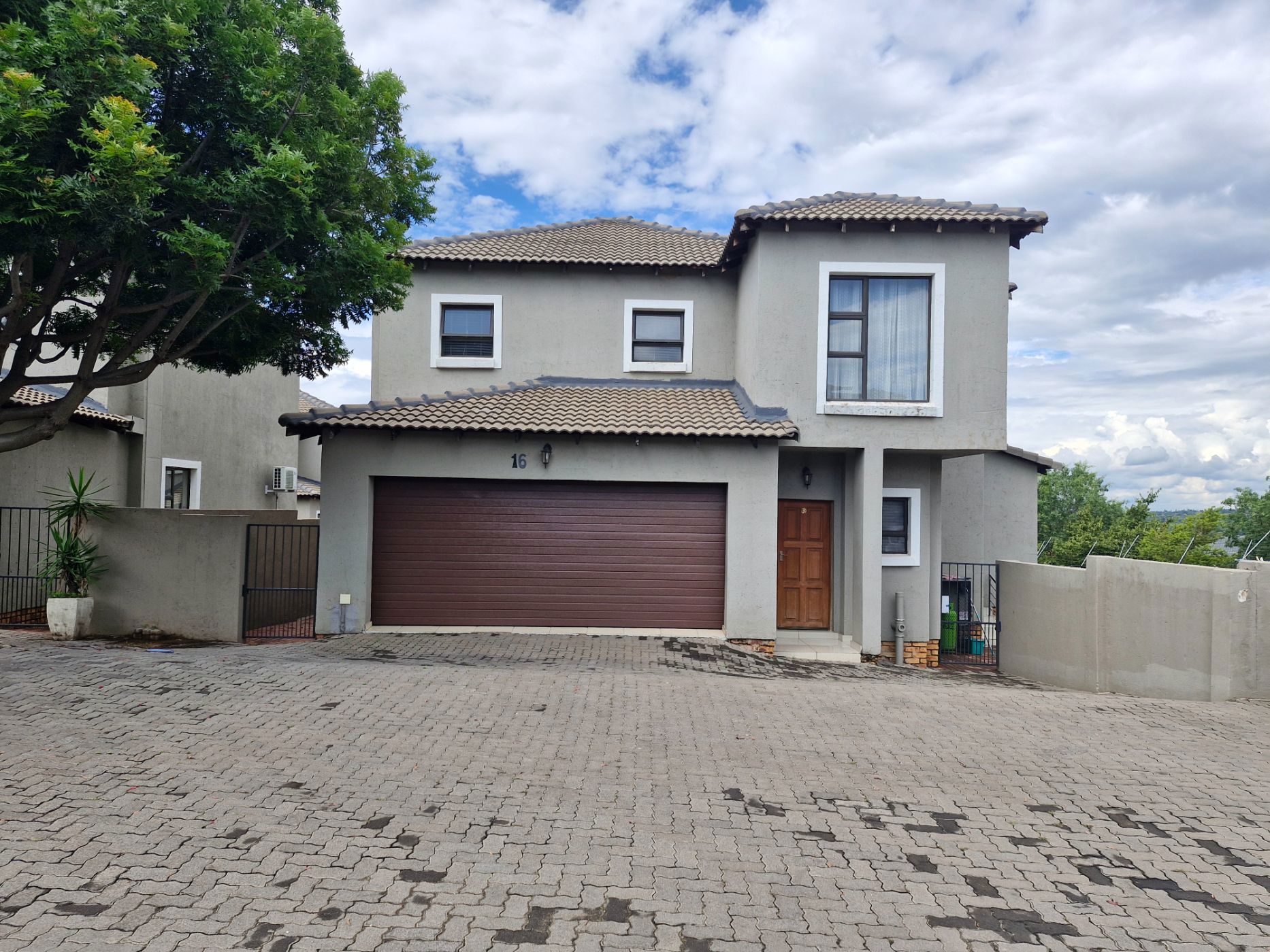 Security complex home for sale in Thatchfield - CN1723179