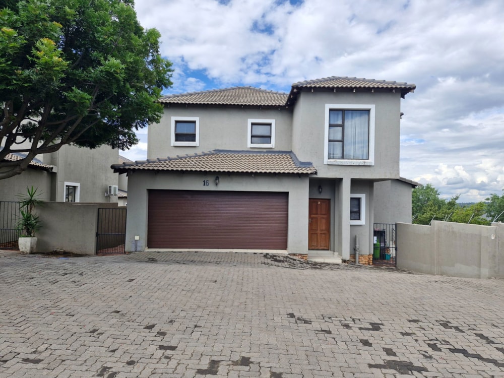 Security complex home for sale in Thatchfield - CN1723179