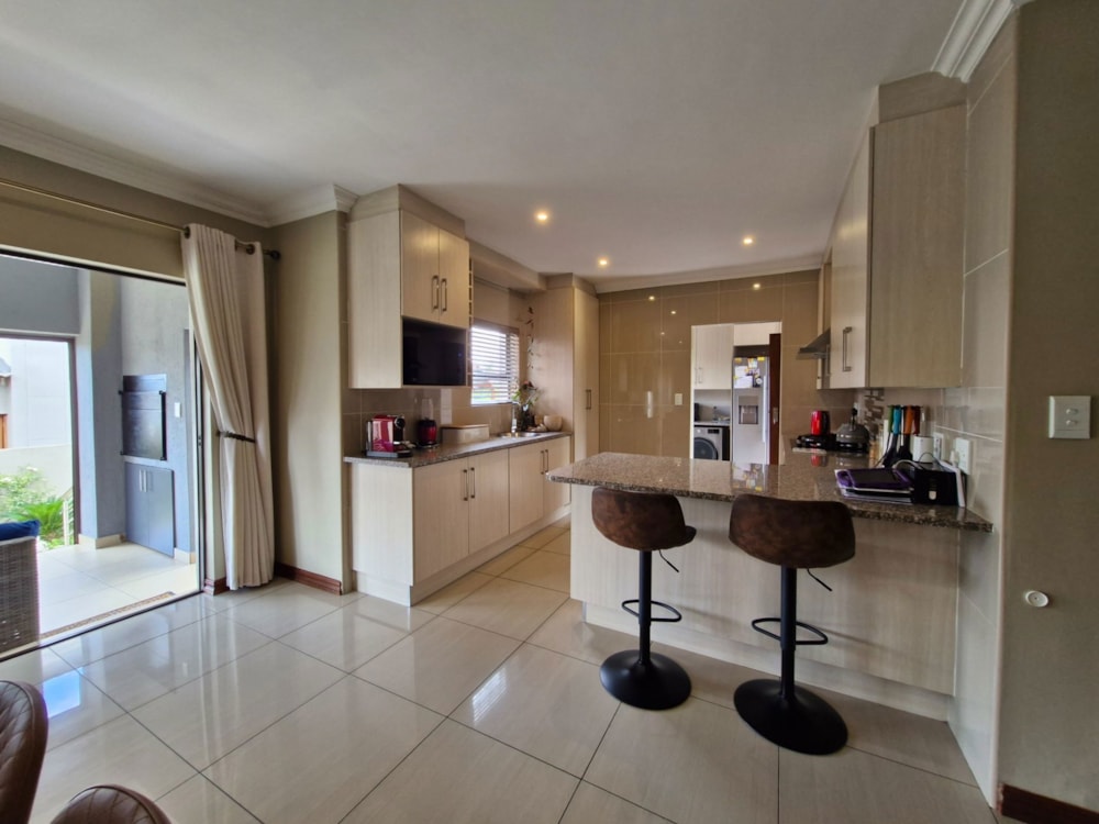 Security complex home for sale in Thatchfield - CN1723179