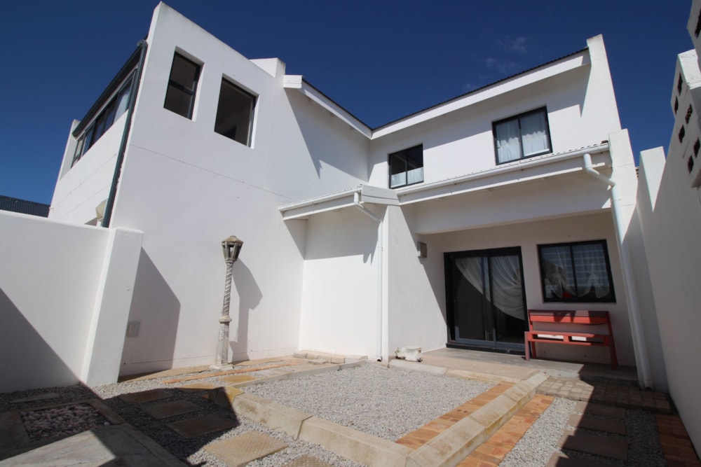 Double-storey house for sale in Laaiplek - LA1723137 Double-storey house for sale in Laaiplek - LA1723137