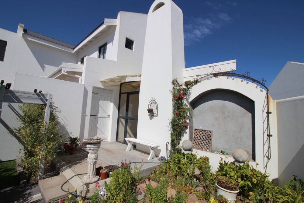 Double-storey house for sale in Laaiplek - LA1723137 Double-storey house for sale in Laaiplek - LA1723137