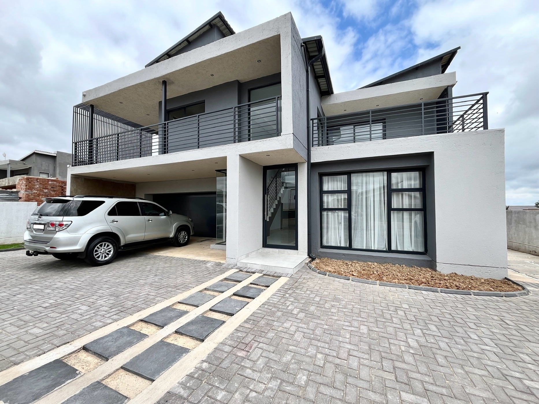 Double-storey house for sale in Bendor - 1PS1723293