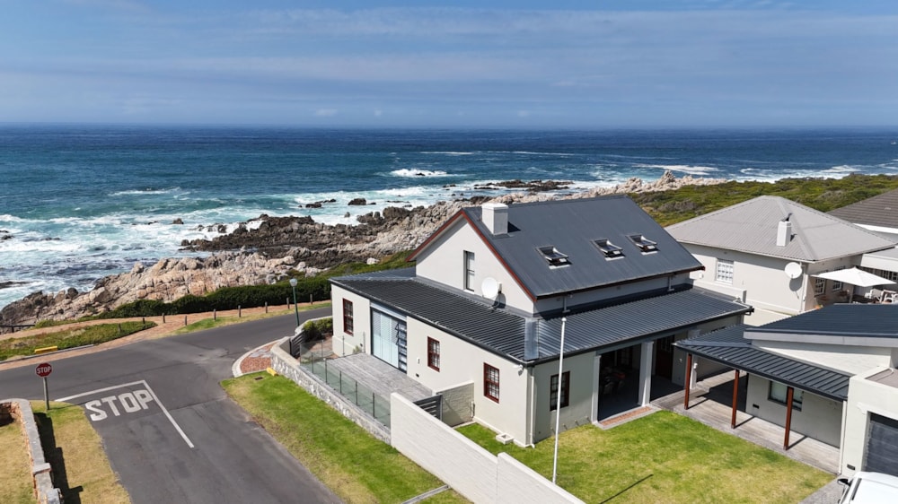 Beachfront villa sold in Kleinmond - KN1723146 Beachfront villa sold in Kleinmond - KN1723146