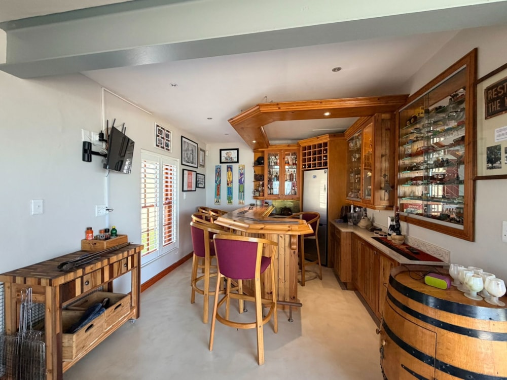 Beachfront villa for sale in Kleinmond - KN1723146 Beachfront villa for sale in Kleinmond - KN1723146