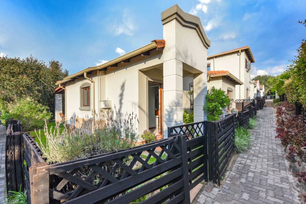 Apartment for sale in Paulshof - FW1720955 Apartment for sale in Paulshof - FW1720955