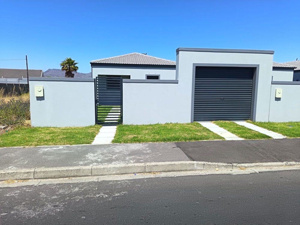 House for sale in Grassy Park - 1OT1668827 House for sale in Grassy Park - 1OT1668827