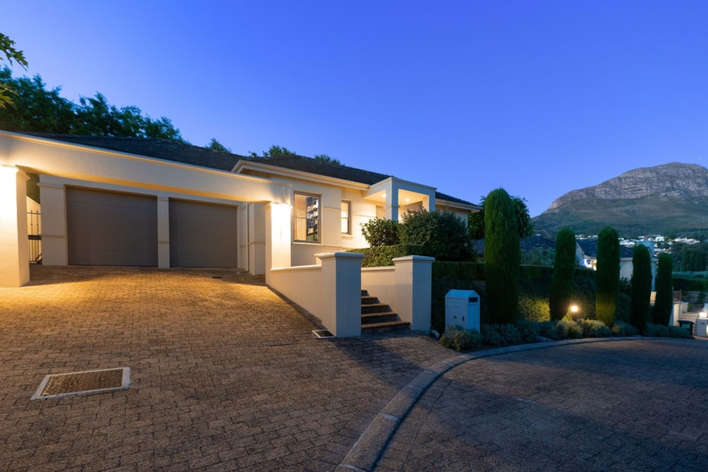 House for sale in Montclair, Somerset West - SW1726353