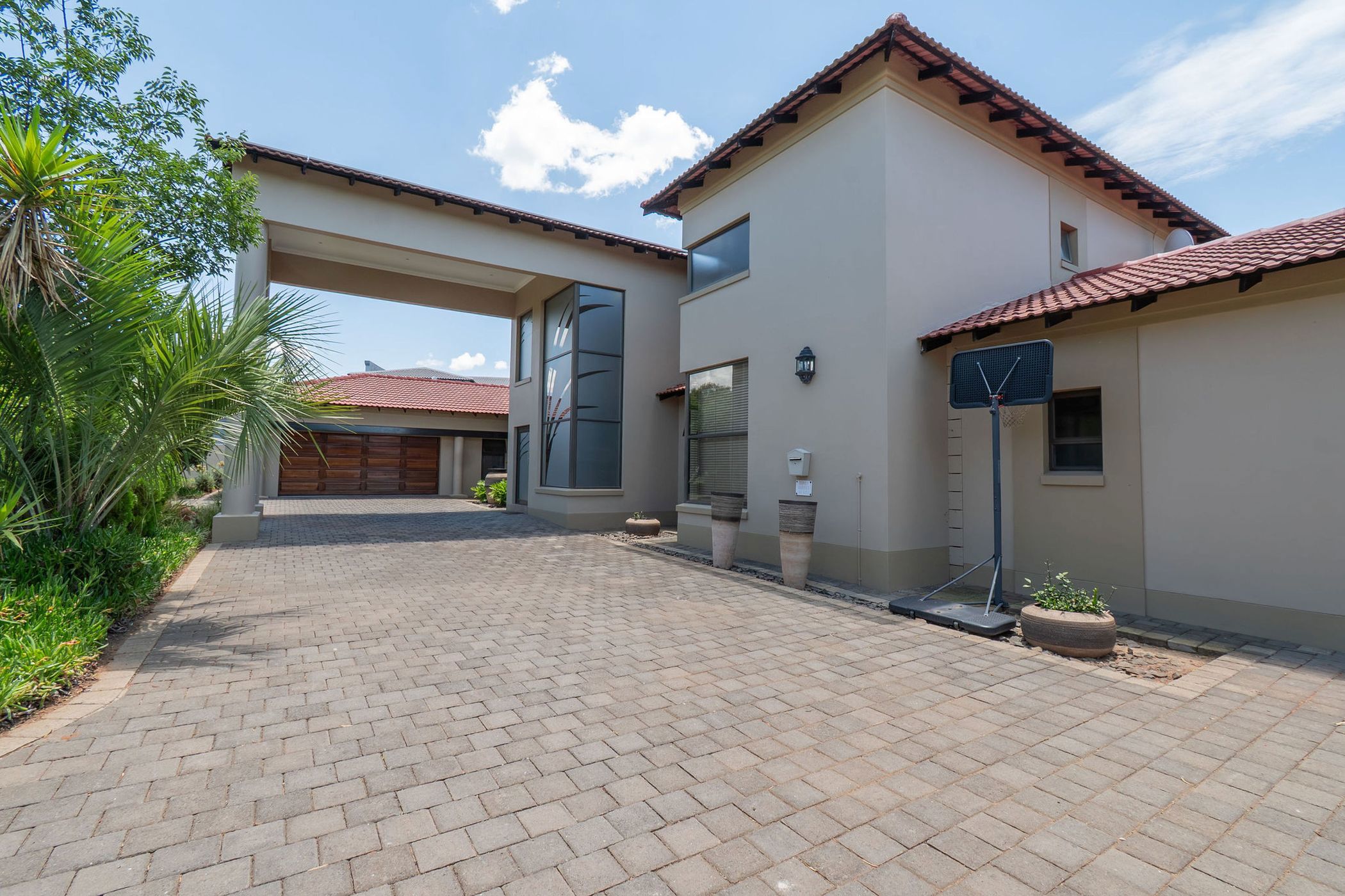 House for sale in Woodland Hills - 1BX1724477