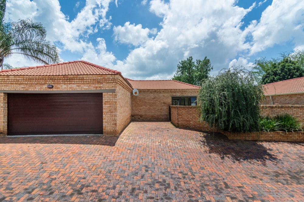 Townhouse to rent in Pinehaven - 1KR1724954