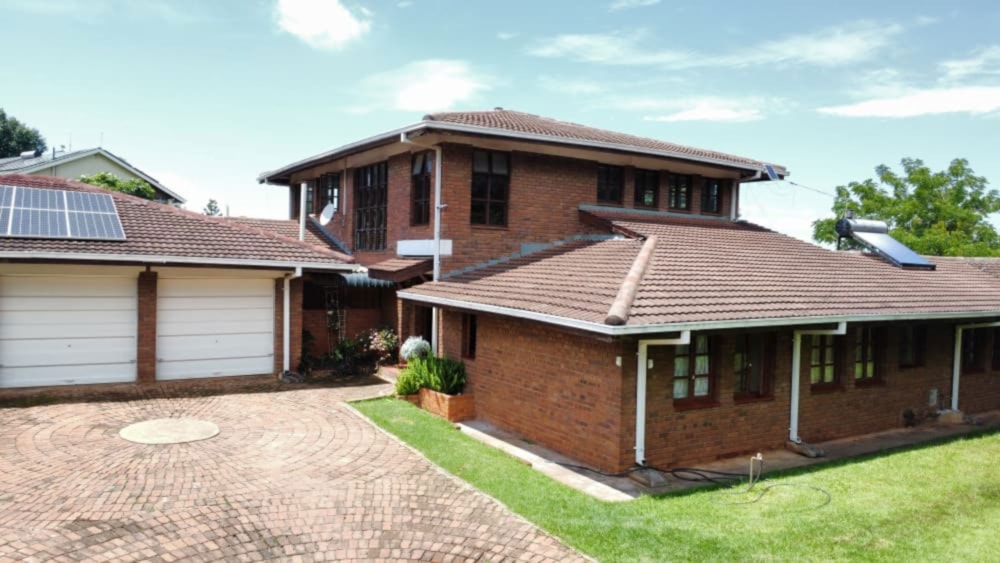 Double-storey house for sale in Mutare, Zimbabwe - 3ZB1723870 Double-storey house for sale in Mutare, Zimbabwe - 3ZB1723870