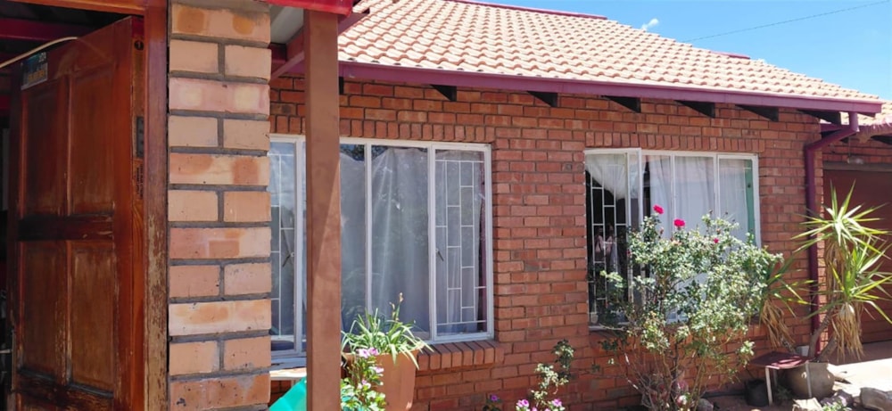 Townhouse for sale in Koffiefontein - 1KJ1723841