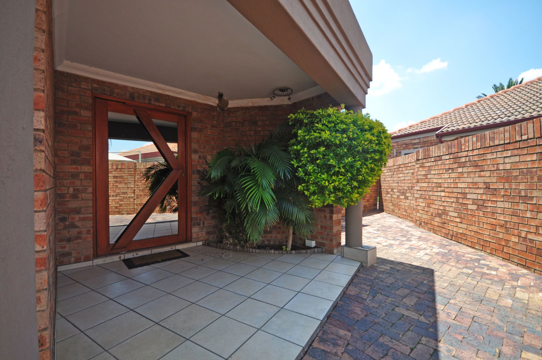 Security complex home to rent in Three Rivers North - 1VT1724030