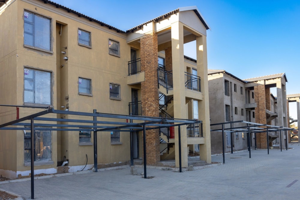 Security complex home for sale in Heuwelsig, Kimberley - 1KJ1724162 Security complex home for sale in Heuwelsig, Kimberley - 1KJ1724162