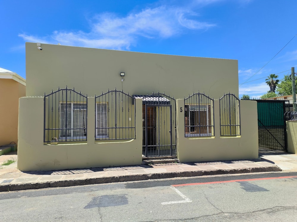 House for sale in Middedorp, Beaufort West - 1KK1724234 House for sale in Middedorp, Beaufort West - 1KK1724234