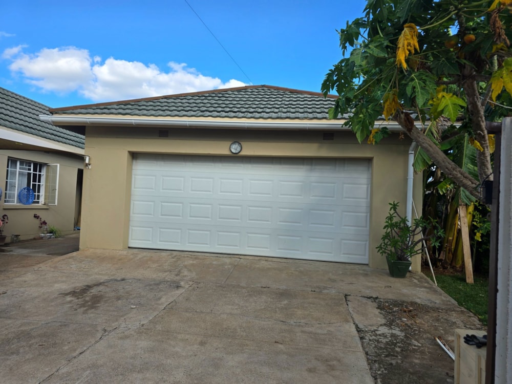 Double-storey house for sale in Phakalane, Botswana - 3BO1725040 Double-storey house for sale in Phakalane, Botswana - 3BO1725040