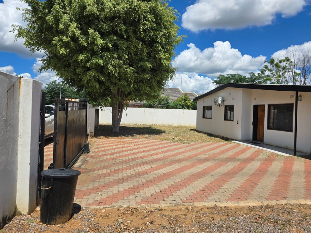 House for sale in Broadhurst, Botswana - 3BO1725075 House for sale in Broadhurst, Botswana - 3BO1725075