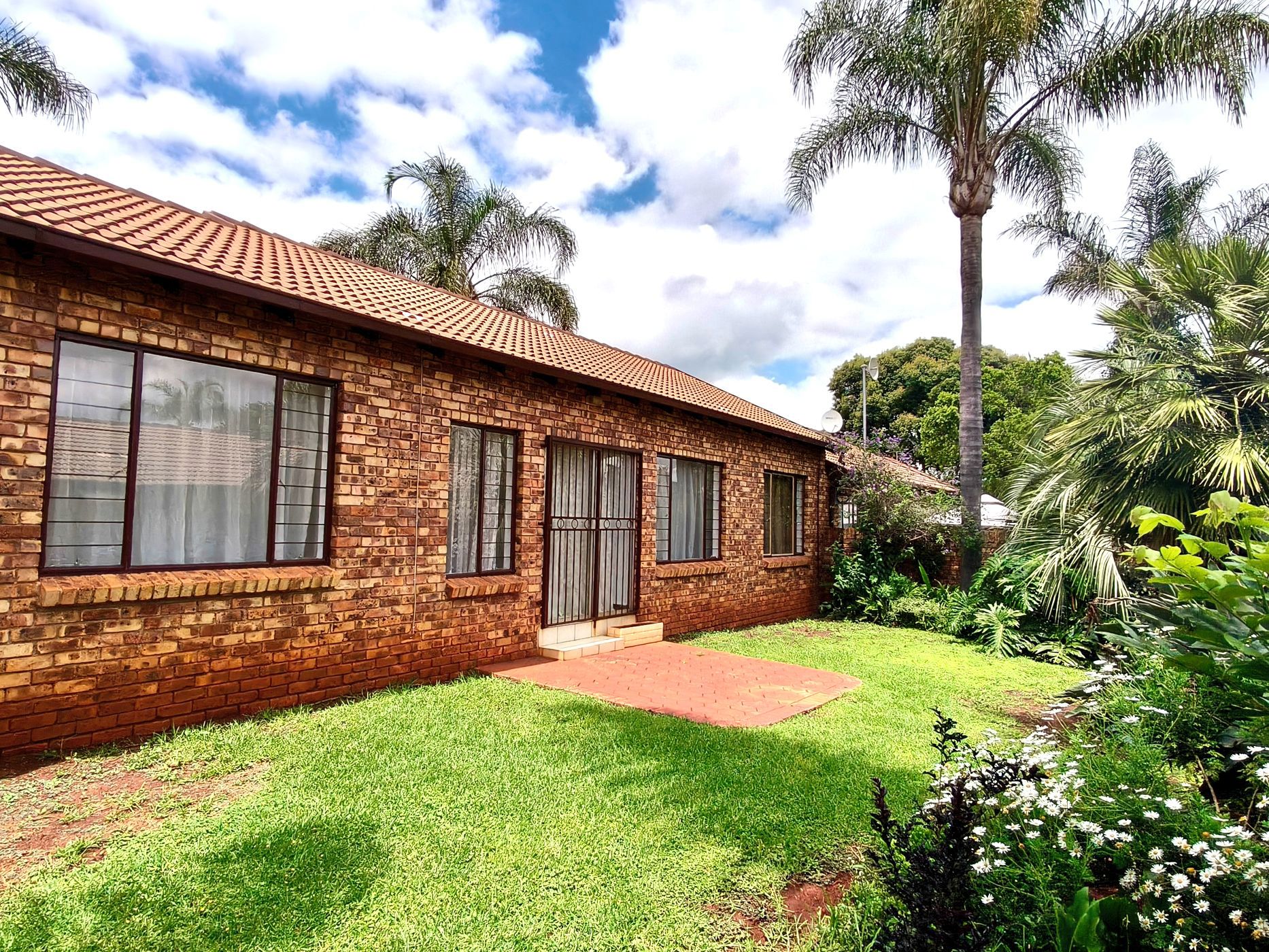 Security complex home for sale in Eldoraigne - CN1725113