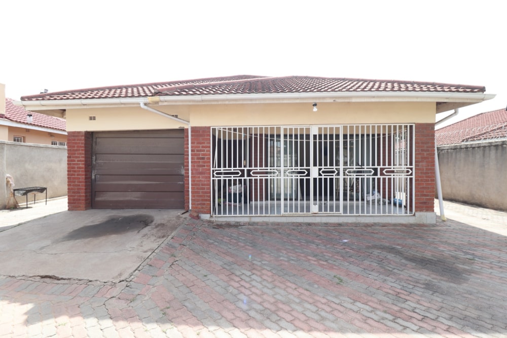 House for sale in Waterfalls, Zimbabwe - 3ZB1725206