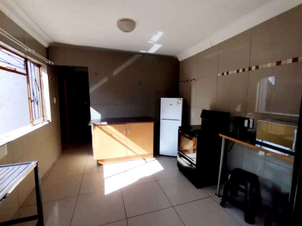 Bachelor apartment to rent in Kathu - 1RN1725263