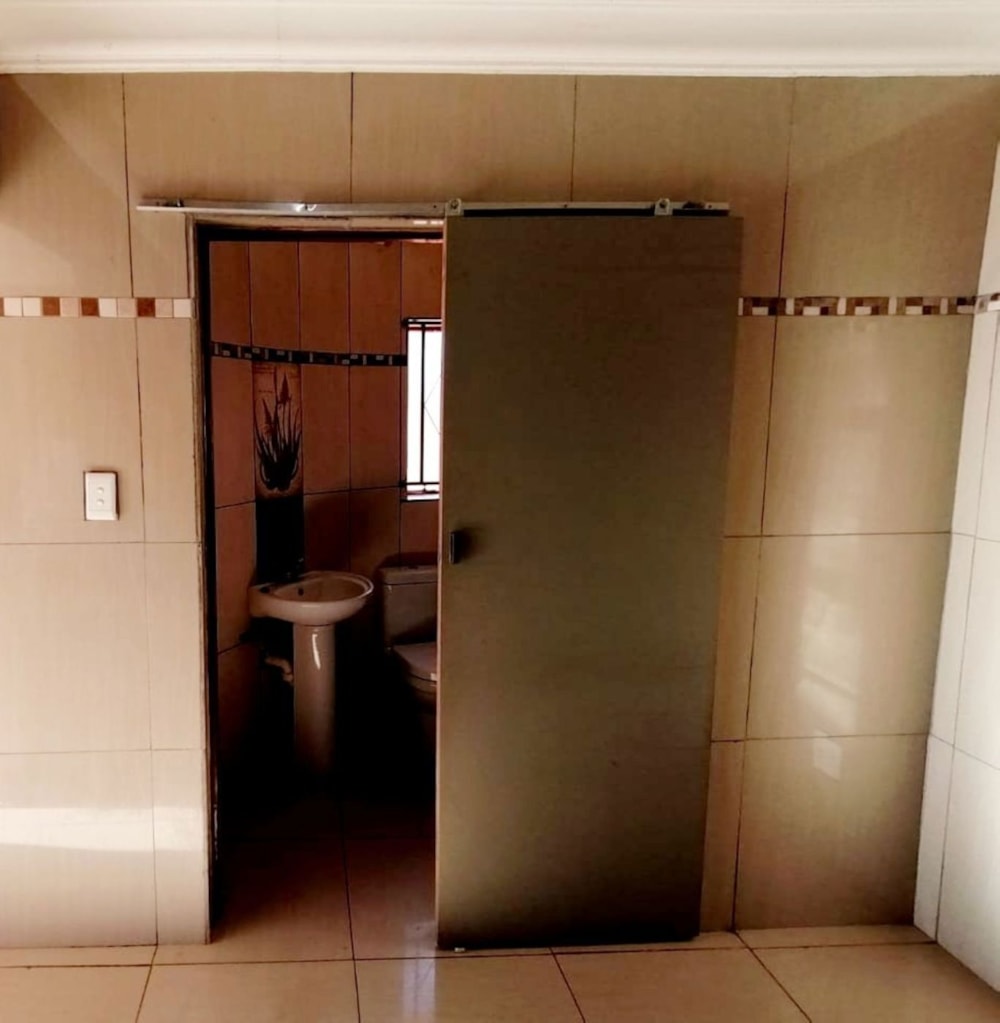 Bachelor apartment to rent in Kathu - 1RN1725263