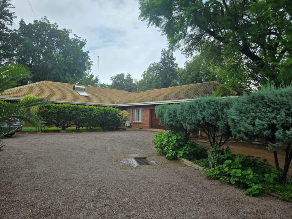 House let in Extension 11, Botswana - 3BO1725438