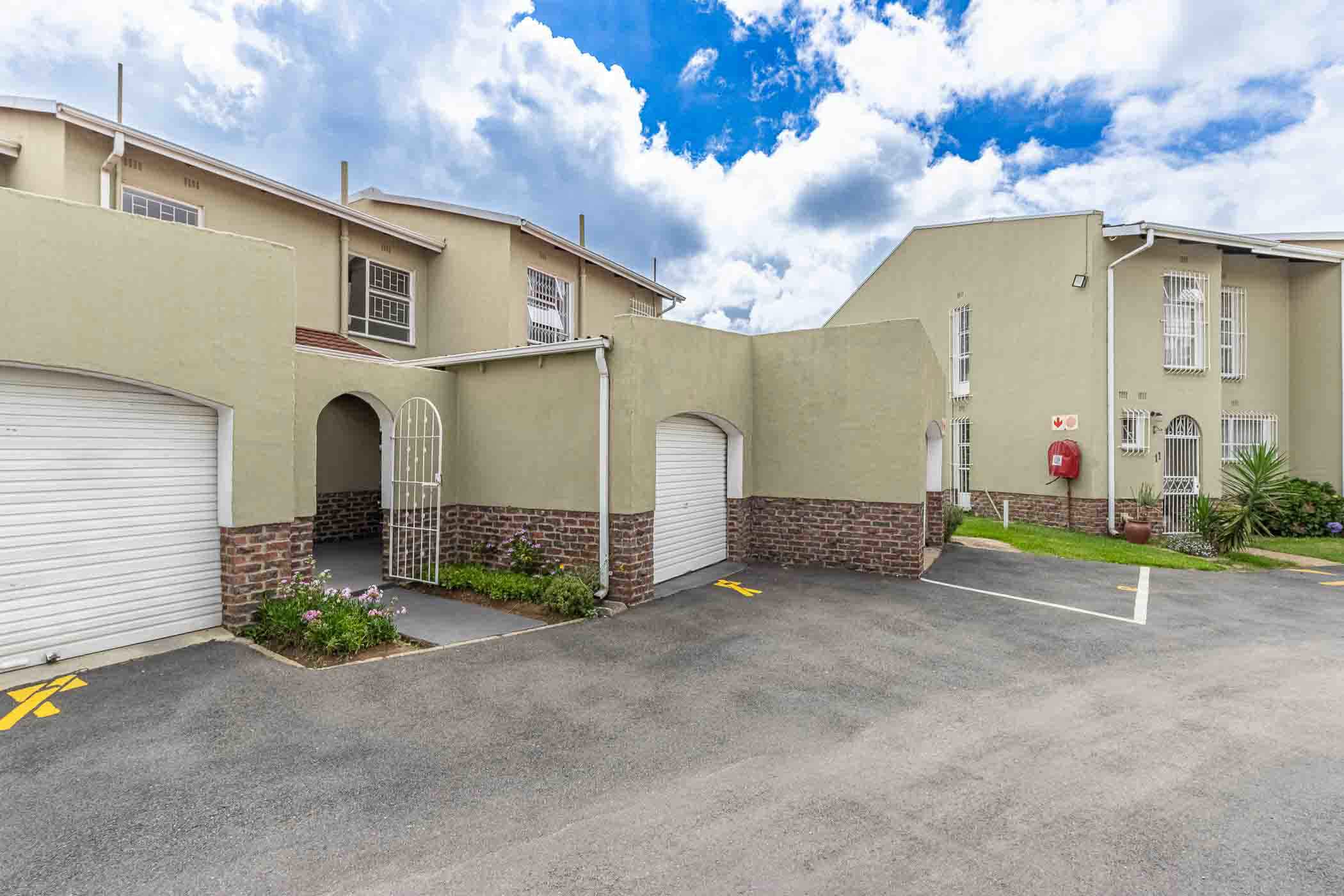 Townhouse for sale in Farrarmere - EN1727126