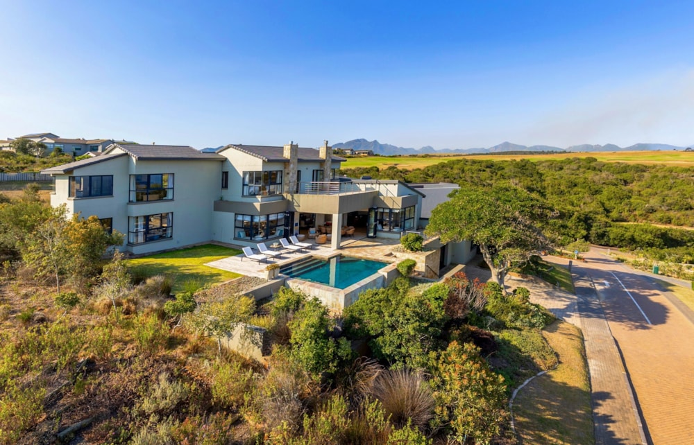 Golf estate house for sale in Oubaai - GEO1727160