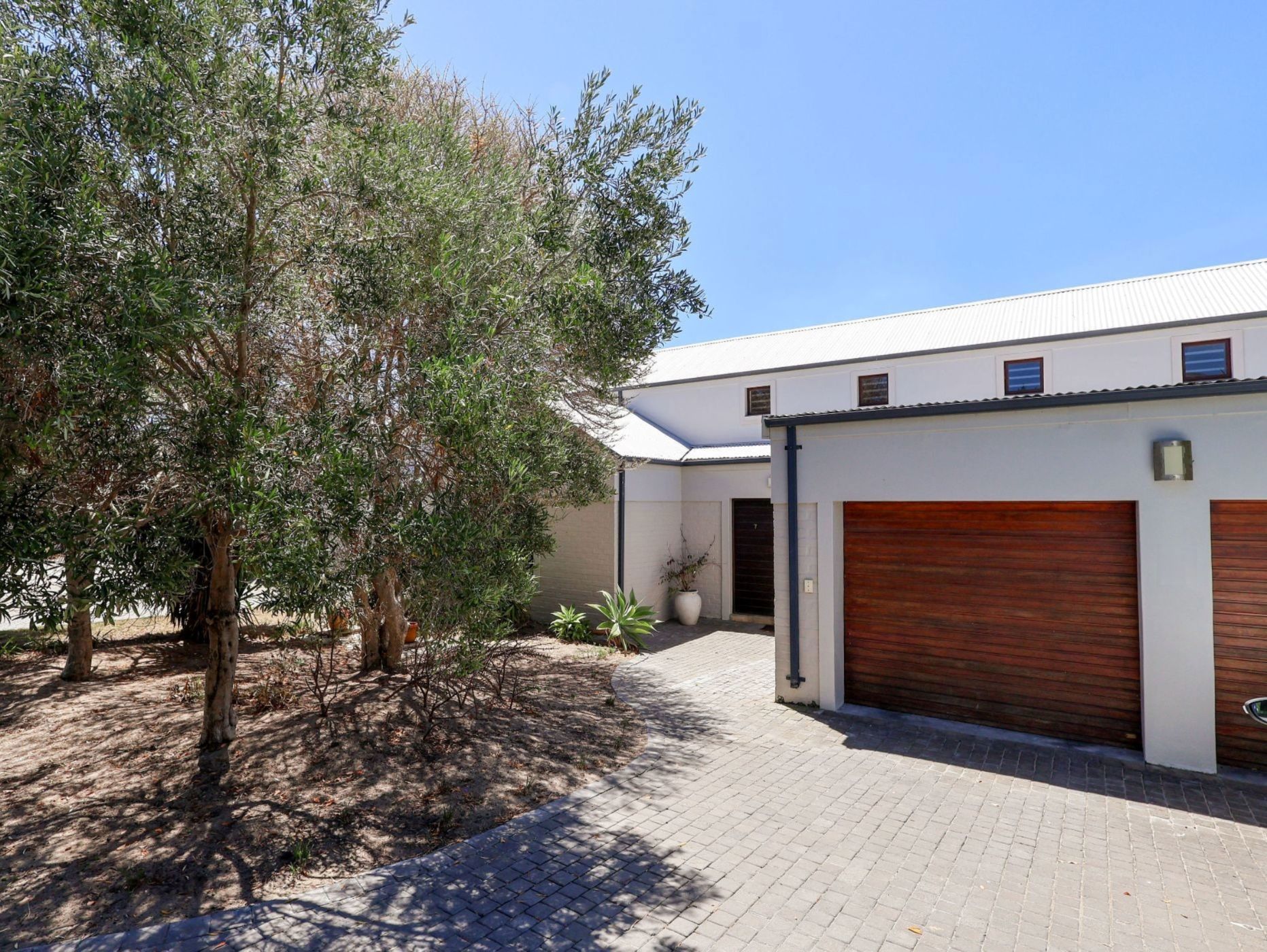 Double-storey house for sale in Vermont - HF1726402