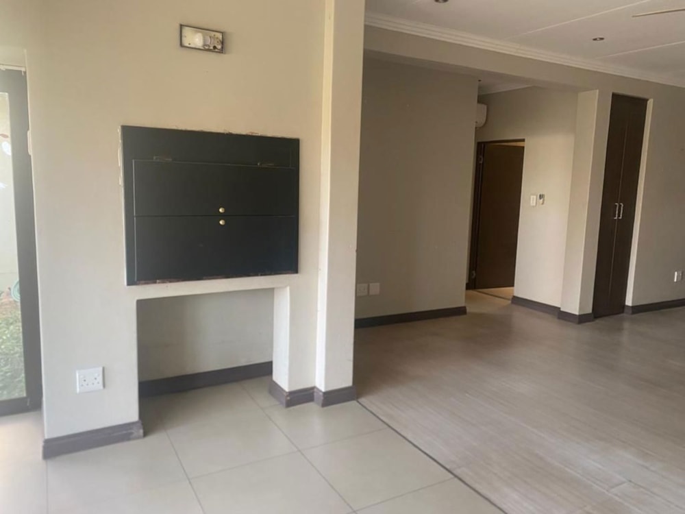 Townhouse for sale in Woodland Hills - 1BX1728463