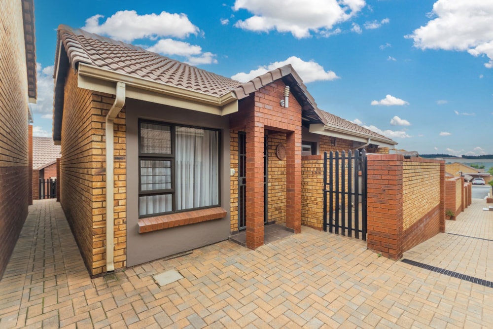 Single-storey retirement home for sale in Featherbrooke Hills Retirement Village - 1KR1726161