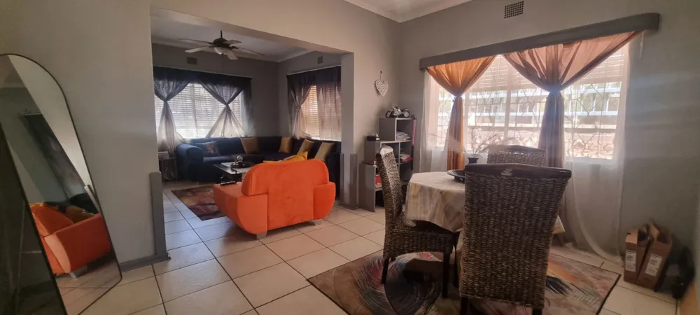 House for sale in Beaconsfield - 1KJ1728238 House for sale in Beaconsfield - 1KJ1728238