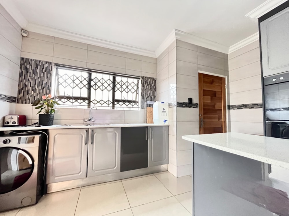 Double-storey house for sale in Bendor Park - 1PS1727726