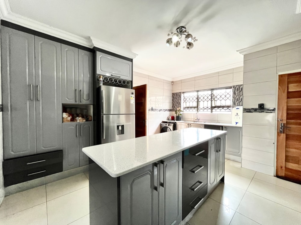 Double-storey house for sale in Bendor Park - 1PS1727726