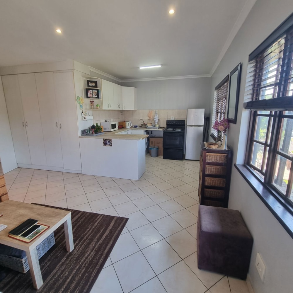 Bachelor apartment let in Hillcrest, Upper Highway - 1KF1728154