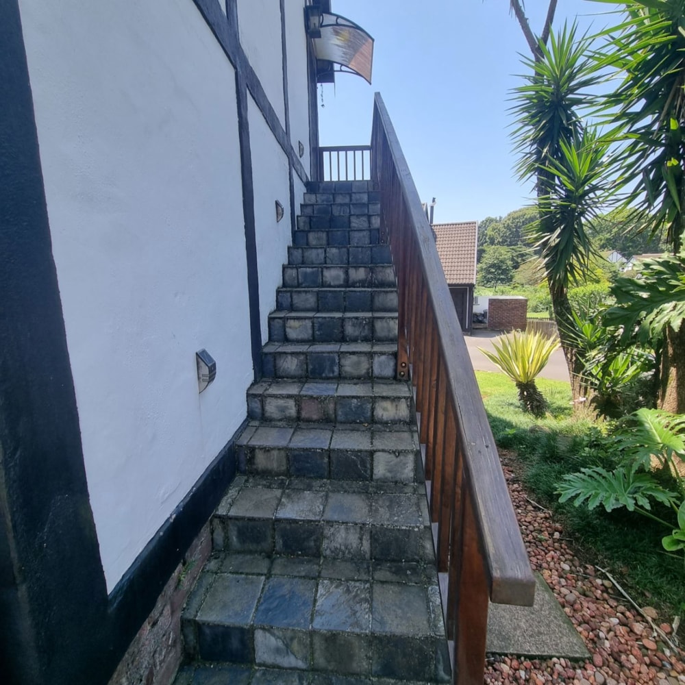 Bachelor apartment let in Hillcrest, Upper Highway - 1KF1728154