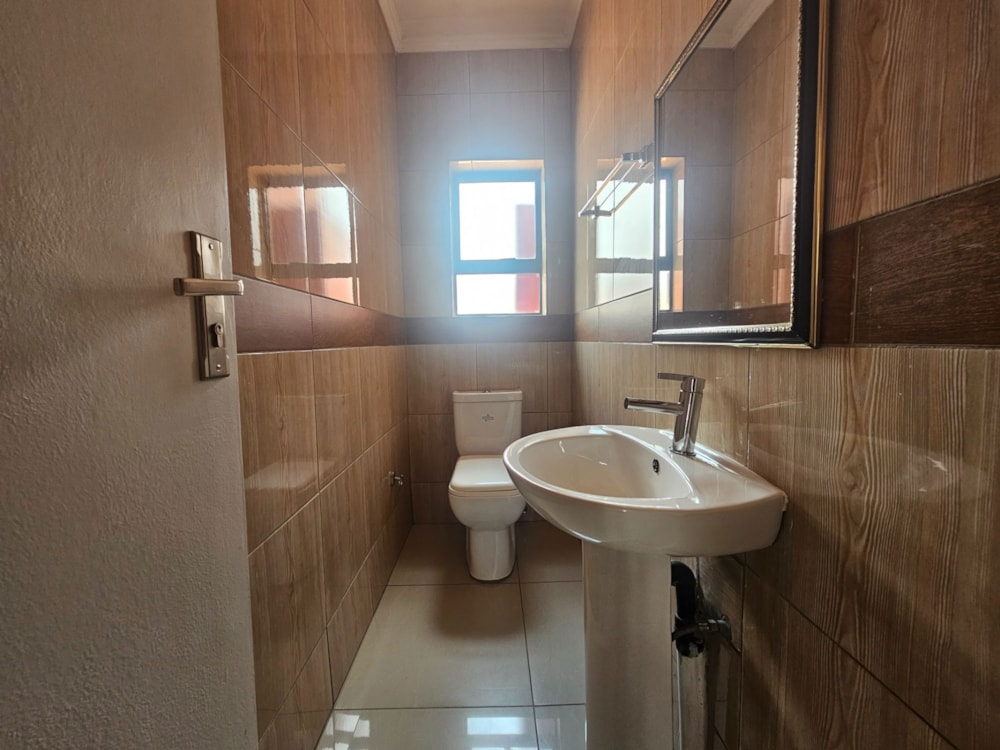 Townhouse to rent in Bendor Park - 1PS1725917