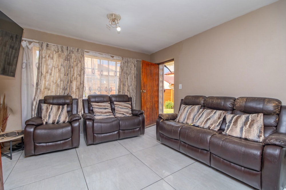 Double-storey cluster for sale in Grobler Park - RAN1728044