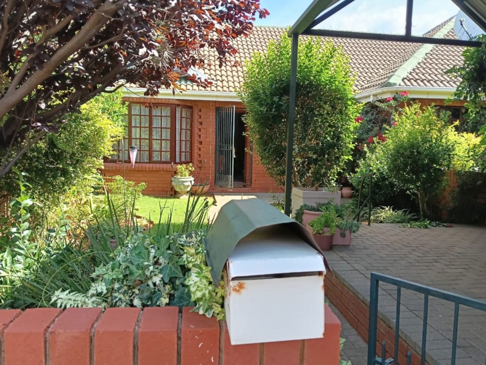 Townhouse to rent in Heuwelsig, Bloemfontein - 1BX1727022