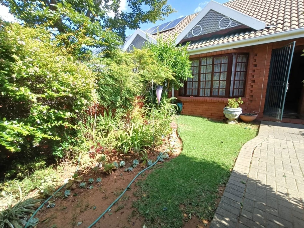 Townhouse to rent in Heuwelsig, Bloemfontein - 1BX1727022