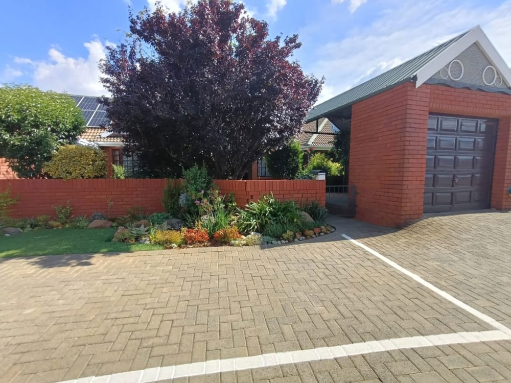 Townhouse to rent in Heuwelsig, Bloemfontein - 1BX1727022