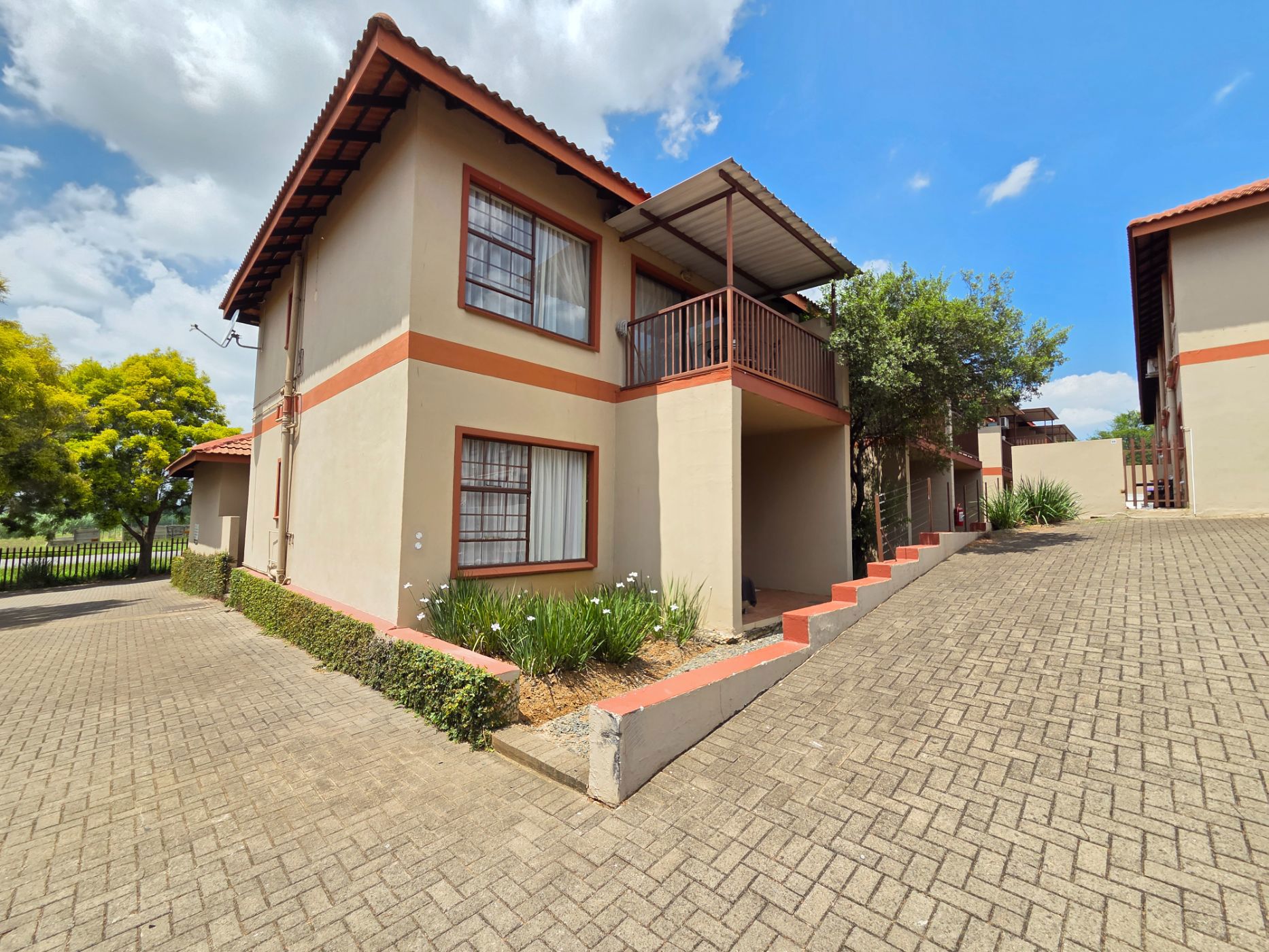 Security complex home for sale in Pioneer Park - 1NW1689643