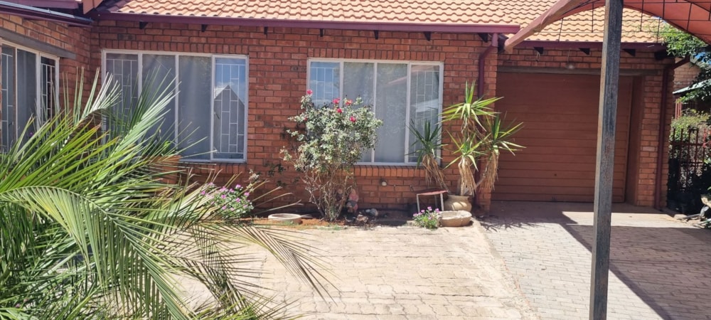 Townhouse for sale in Koffiefontein - 1KJ1723841